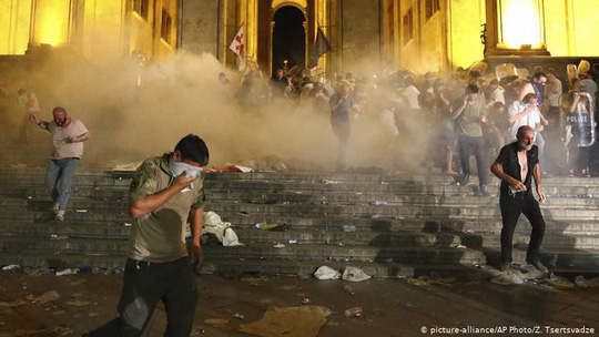 Ít nhất 240 người biểu tình chống Nga đã bị thương sau các cuộc đụng độ dữ dội ở thủ đô Tbilisi – Georgia tối 21-6 (giờ địa phương). Ảnh: AP.