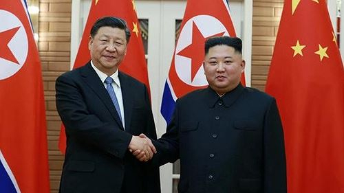 Chủ tịch Trung Quốc Tập Cận Bình bắt tay lãnh đạo Triều Tiên Kim Jong-un tại Bình Nhưỡng hôm 20/6. Ảnh: KCNA/VnE.