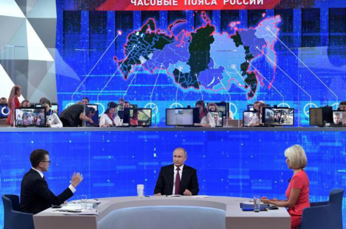 Tổng thống Putin trả lời câu hỏi trong buổi đối thoại trực tuyến. Ảnh: Reuters.