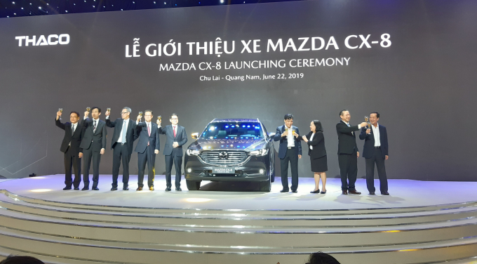 Mazda CX-8 có 3 phiên bản gồm: Premium với 02 tùy chọn 1 cầu và 2 cầu All-Wheel-Drive, Luxury và Deluxe.