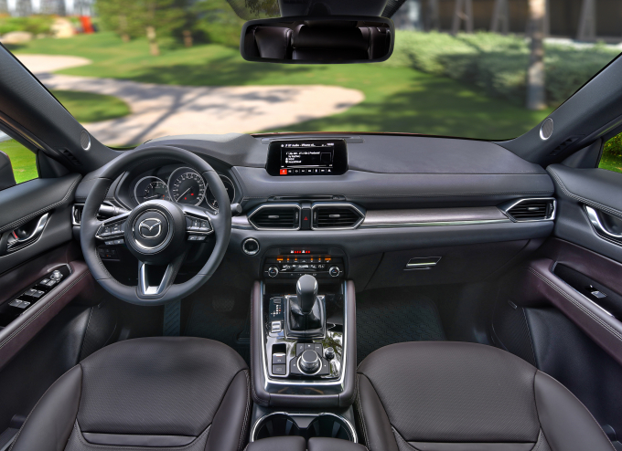 Mazda CX-8 có nhiều công nghệ mới như: ga tự động tích hợp radar, hỗ trợ người lái tập trung và cảnh báo vật cản phía trước, hỗ trợ phanh thông minh và nhiều tính năng vượt trội khác.