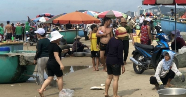 “Chợ nấu ăn” nhếch nhác trên bãi biển Vũng Tàu