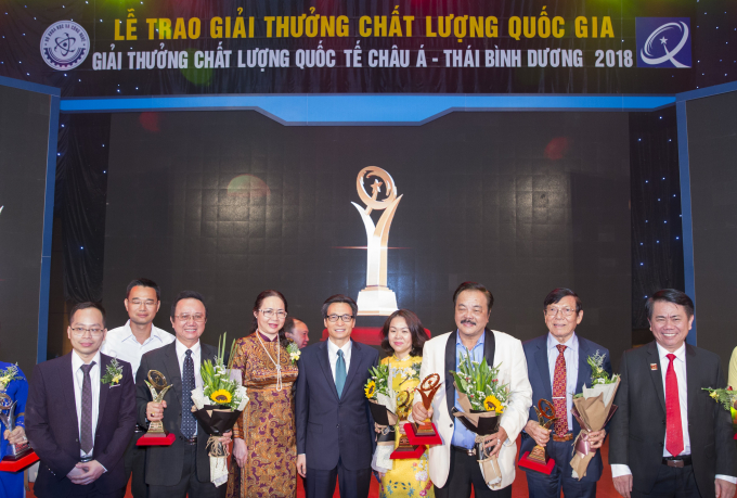 Tiến sĩ Trần Quí Thanh và đại diện các doanh nghiệp chụp hình kỷ niệm cùng Phó Thủ Tướng Vũ Đức Đam.
