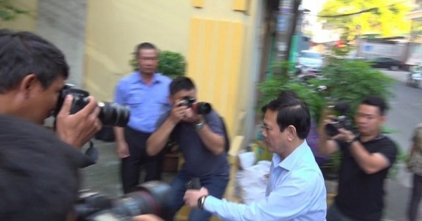 Bị cáo Nguyễn Hữu Linh đến tòa, chui vào nhà vệ sinh chốt cửa