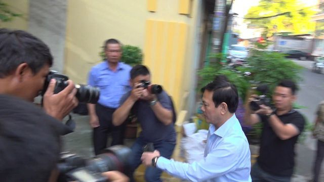 Bị cáo Nguyễn Hữu Linh đến tòa, chui vào nhà vệ sinh chốt cửa