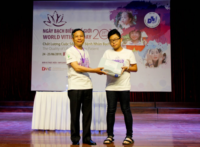 PGS.TS. Nguyễn Văn Thường trao tặng đèn chiếu UVB cho bệnh nhân Bạch biến