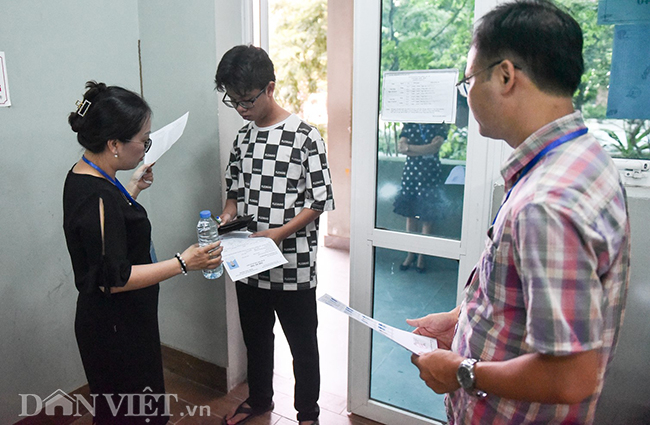 Ghi nhận tại điểm thi trường THPT Lương Thế Vinh (quận Cầu Giấy), tổng số thí sinh đăng ký tham gia thi tổ hợp Khoa học tự nhiên là 240 thí sinh.