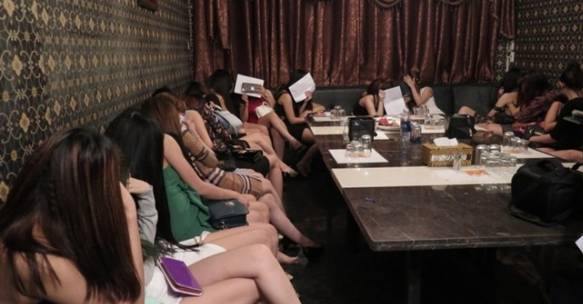 Hàng loạt “chân dài” mở tiệc ma túy tại quán karaoke