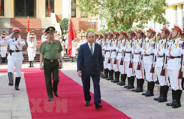 Thủ tướng Nguyễn Xuân Phúc duyệt đội danh dự Công an nhân dân Việt Nam. (Ảnh: Doãn Tấn/TTXVN)