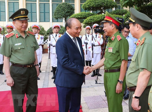 Thủ tướng Nguyễn Xuân Phúc với lãnh đạo Bộ Công an. (Ảnh: Doãn Tấn/TTXVN)