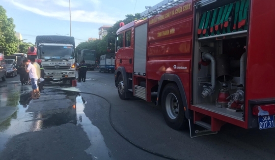 Lực lượng cảnh sát không chế kịp thời xe ôtô bốc cháy trên QL1A