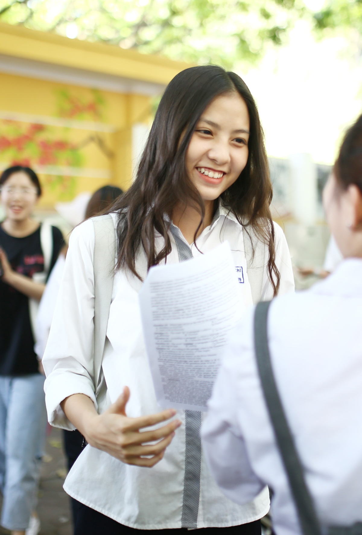 Nữ sinh hút ánh nhìn vì nụ cười tỏa nắng tại kỳ thi THPT Quốc gia - 1