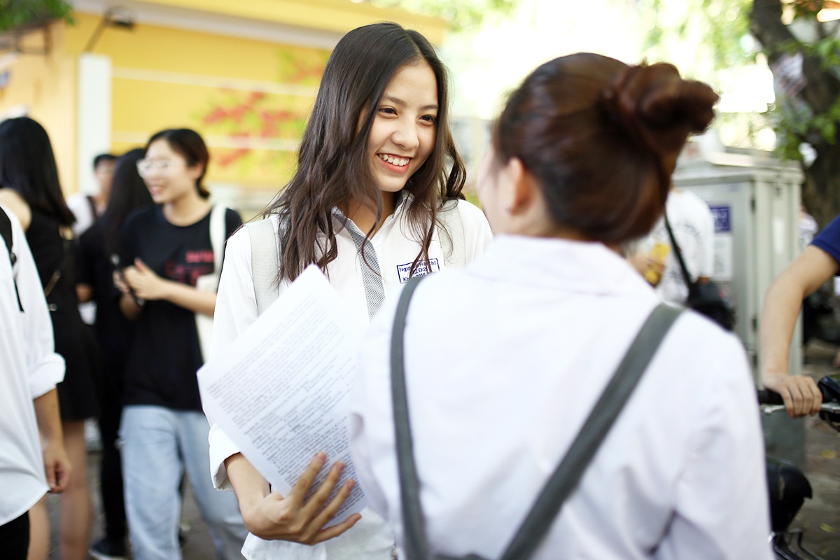 Nữ sinh hút ánh nhìn vì nụ cười tỏa nắng tại kỳ thi THPT Quốc gia - 2