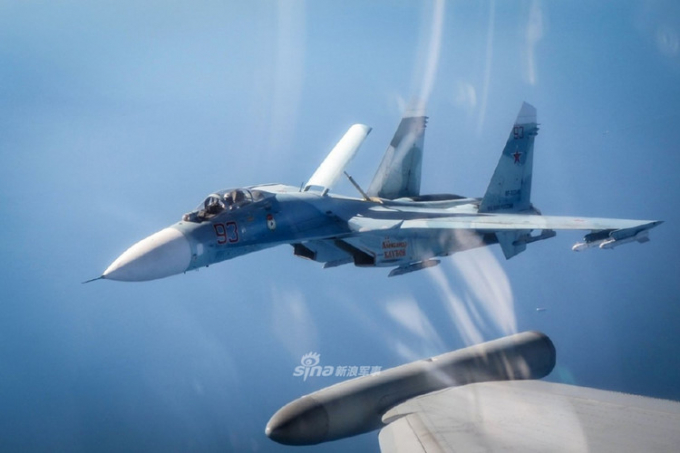 Hôm 26/6 vừa qua, đội hình máy bay vận tải An-12B cùng với một máy bay hộ tống Su-27P của Không quân Nga khi đang bay ở khu vực gần không phận Estonia đã bị một tiêm kích Typhoon áp sát. Nguồn ảnh: Sina.