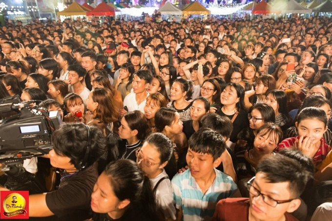 Hàng vạn khán giả trẻ Đà Nẵng đã quẩy hết mình trong đêm nhạc Phố Hàng Nóng 2018.