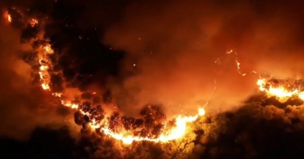 Clip: Núi Hồng Lĩnh rực lửa nhìn từ flycam