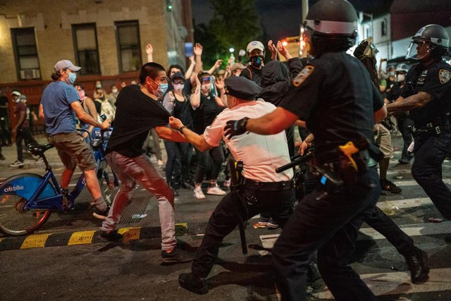 Người biểu tình xô xát với cảnh sát New York (Ảnh: Reuters)