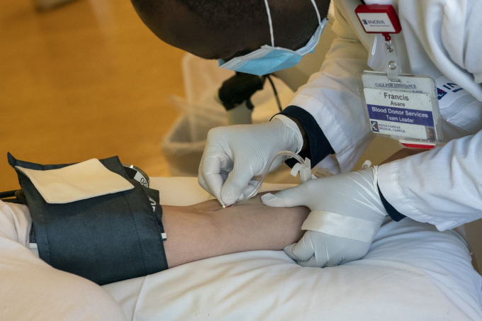 Một bệnh nhân hiến huyết tương sau khi được điều trị khỏi bệnh COVID-19 tại Dulles, bang Virginia, Mỹ ngày 22/4. Ảnh: AFP/TTXVN
