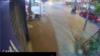 [Clip]: Va chạm với xe môi trường, một nữ sinh bị thương nặng