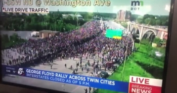 [Clip]: Hoảng hồn trước khoảnh khắc xe chở dầu lao thẳng vào đám đông biểu tình tại Mỹ