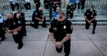 Cảnh sát Mỹ đồng loạt quỳ gối cùng người biểu tình