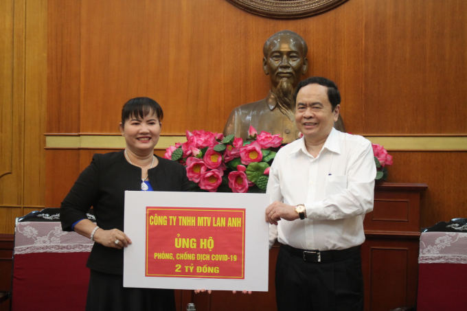 Bà Nguyễn Nam Phương, Tổng Giám đốc Công ty Lan Anh trao số tiền 2 tỷ đồng ủng hộ phòng, chống dịch Covid-19.