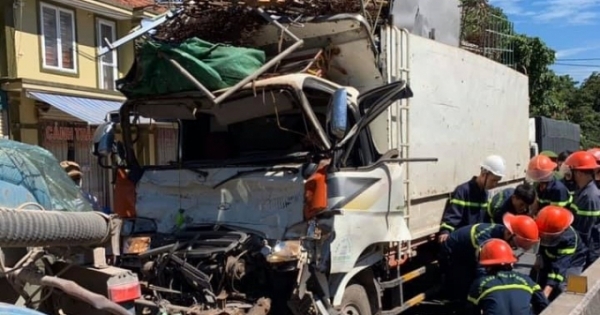 Tách cabin giải cứu tài xế xe tải bị mắc kẹt sau tai nạn giao thông