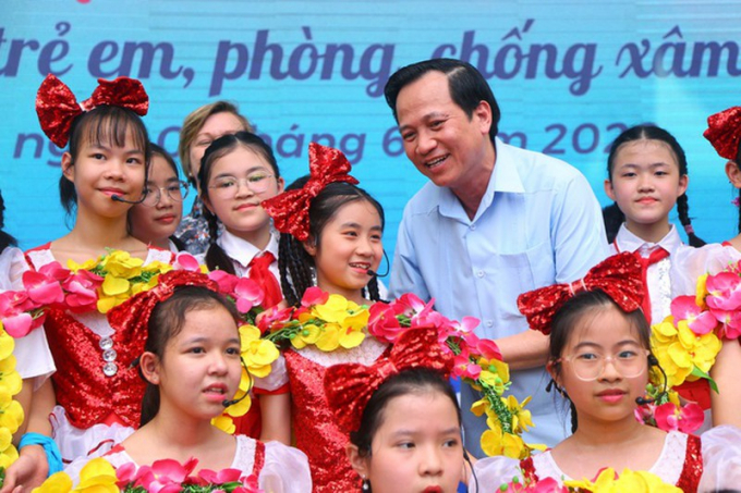 Bộ trưởng Đào Ngọc Dung và trẻ em tại lễ phát động.