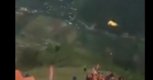 Video: Tận thấy cảnh nam phi công gặp nạn, rơi tự do trong lúc nhảy dù ở Yên Bái