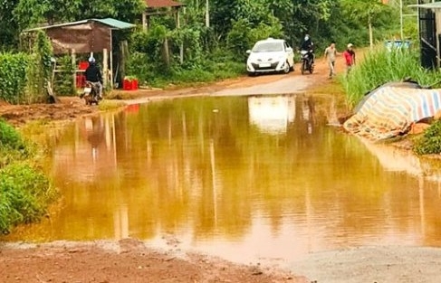 Đắk Nông: Nước ngập úng thành ao lớn giữa đường Đắk R’moan