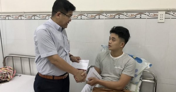 Báo Pháp luật Việt Nam thăm hỏi chiến sĩ công an bị thương trong khi làm nhiệm vụ