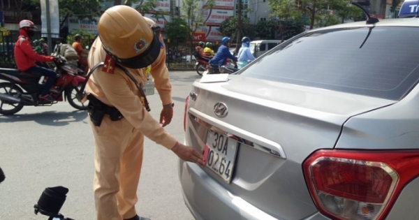 Tài xế taxi đối phó "né" phạt nguội bằng cách dùng quân bài tú lơ khơ che biển số xe