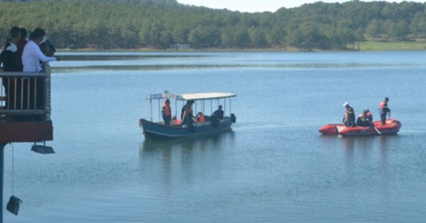 Nỗ lực tìm kiếm 2 học sinh bị đuối nước ở hồ Thủy điện Đại Ninh
