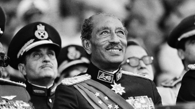Tổng thống Anwar Sadat (giữa) trên lễ đài dự Lễ diễu binh ở Cario ngày 6/10/1981 trước khi bị ám sát