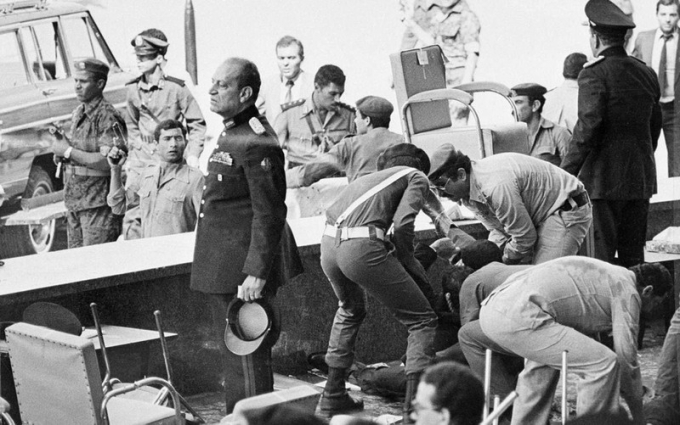 Bức ảnh ghi lại cảnh hỗn loạn khi Tổng thống Sadat bị bắn gục.