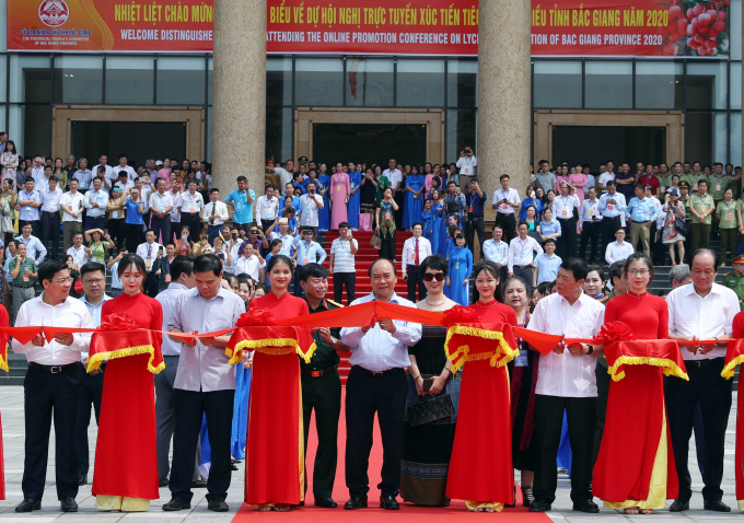 Thủ tướng Nguyễn Xuân Phúc dự và cắt băng tại lễ xuất hành đoàn xe vải thiều đi tiêu thụ tại thị trường trong và ngoài nước.