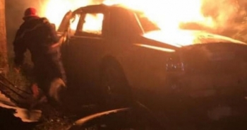 Clip: Khoảnh khắc xe sang Rolls-Royce Phantom mạ vàng bị bà hỏa thiêu rụi trong đêm