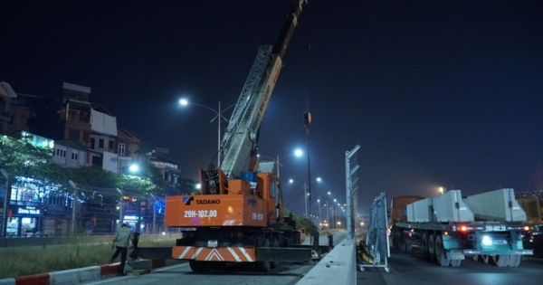 Hà Nội: Công nhân xuyên đêm tháo dỡ hàng rào đường đua F1