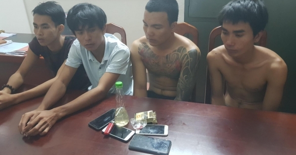 Quảng Bình: 4 thanh niên làng rủ nhau sử dụng ma tuý thì bị "tóm sống"
