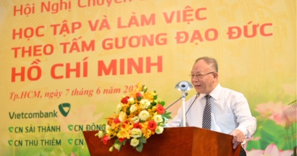 Gần 400 nhân viên Vietcombank xúc động nghe “Pho sử sống” Hoàng Chí Bảo kể chuyện về Bác