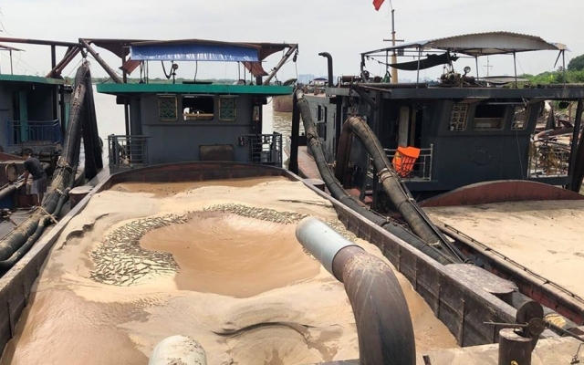 Hà Nội: Liên tiếp phát hiện tàu khai thác cát trái phép trên sông Hồng