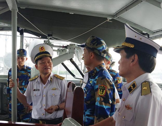 Trung tướng Nguyễn Văn Bổng - Bí thư Đảng ủy, Chính ủy Quân chủng Hải quân thăm và làm việc tại Lữ đoàn 171. (Ảnh: Báo BRVT)