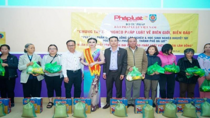 Đại diện Báo Pháp luật Việt Nam và các nhà tài trợ trao quà cho người dân.