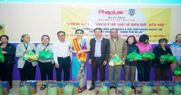 Báo Pháp luật Việt nam trao quà cho người nghèo tại Lâm Đồng