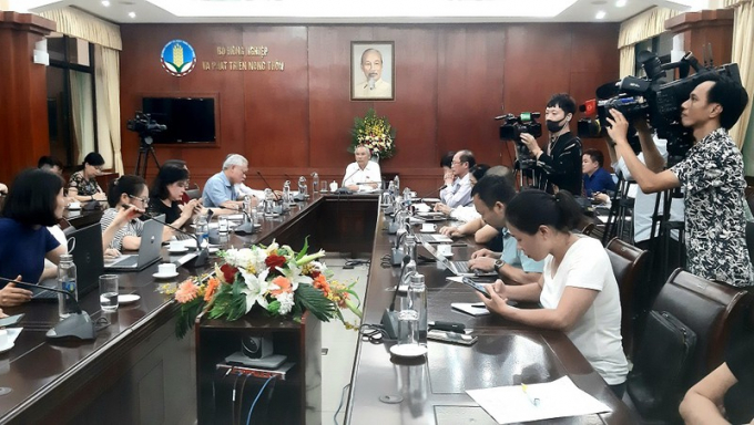 Thứ trưởng Bộ NN&amp;amp;PTNT chủ trì cuộc họp báo thông bào về việc NK lợn sống từ Thái Lan.