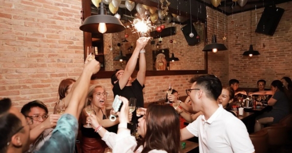 Quán bar, Karaoke rầm rộ khuyến mãi ngày đầu mở cửa lại