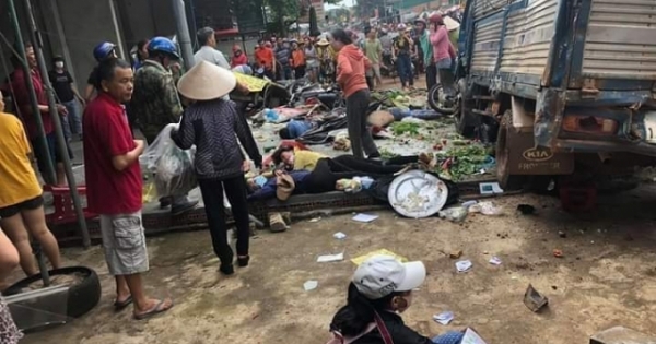 Đắk Nông: Ít nhất 3 người thiệt mạng sau khi xe tải nổ lốp lao vào chợ dân sinh