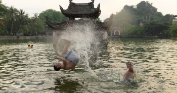 Trẻ em thoải mái nô đùa dưới "bể bơi nghìn tuổi" của Hà Nội