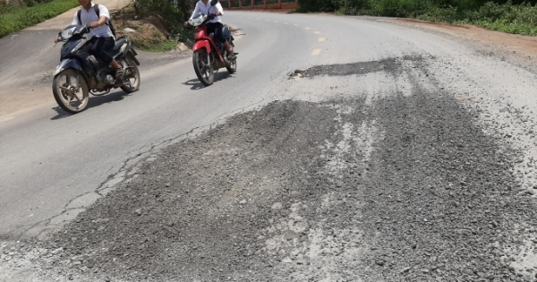 Kỳ lạ ở Lâm Đồng: Đường vừa sửa xong, đào xới lại... sửa tiếp