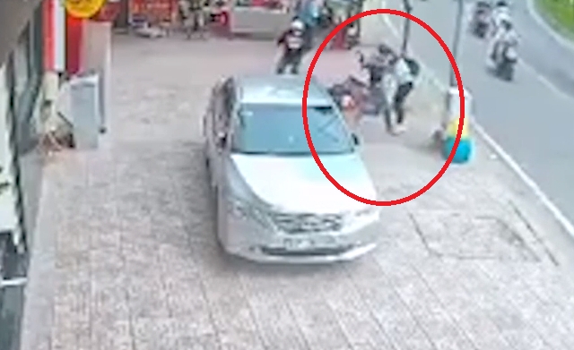 Video: Pha lì lợm của nam thanh niên quật ngã hai tên cướp đi xe máy